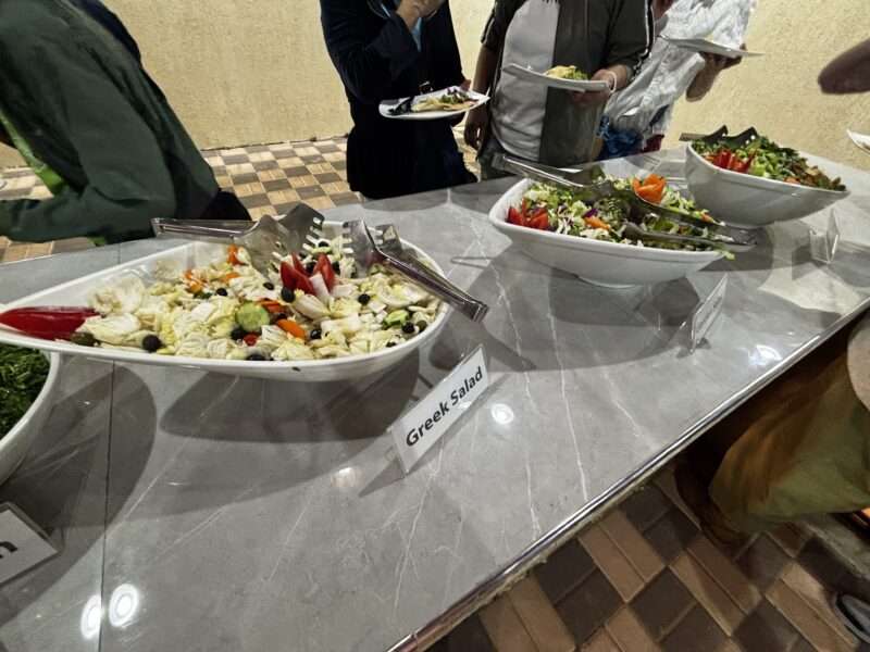 ドバイ砂漠ツアーキャンプサイトでの食事