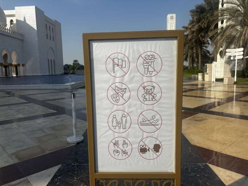 シェイク・ザイード・グランド・モスクの看板に描かれていた禁止事項
