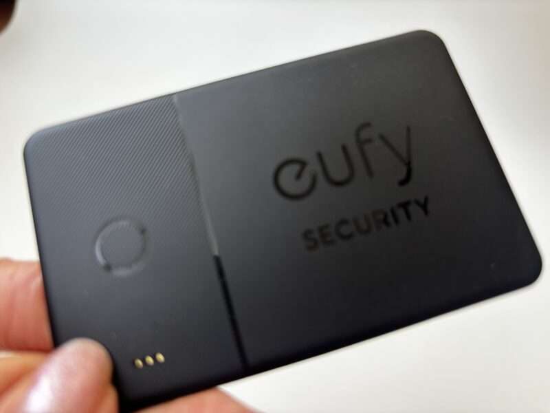 旅行用スマートタグeufy SmartTrack Cardを手に持った表面の様子