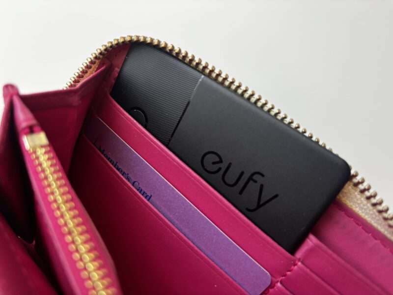 ピンク長財布にカード型スマートタグを差し込んだ斜めアングル