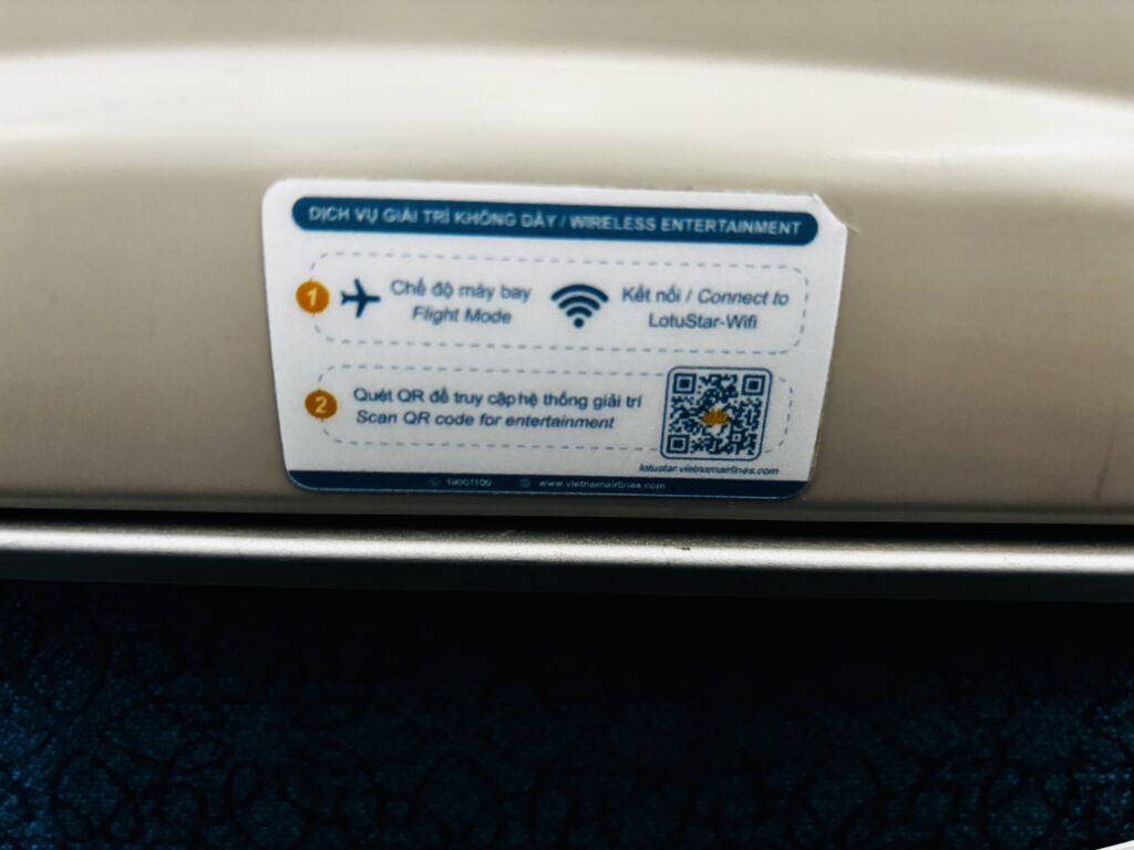 ベトナム航空の前の座席の背面にあるQRコード案内
