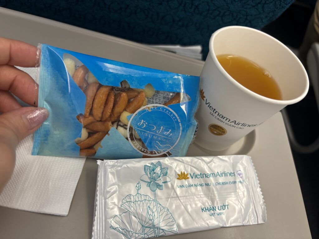 ベトナム航空の機内で提供されたスナックとジュース