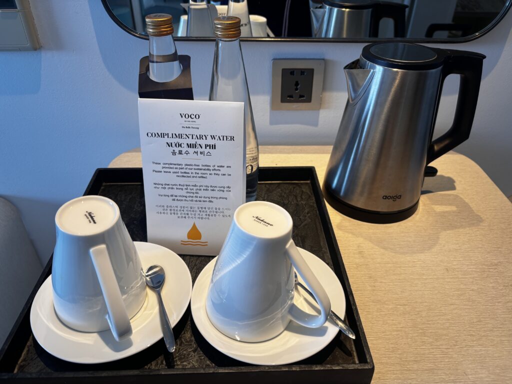 ベトナムのホテルの部屋に無料で提供されたミネラルウォーター