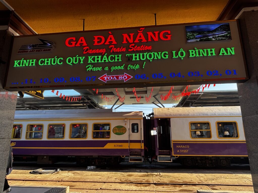 ダナン駅出発の観光列車