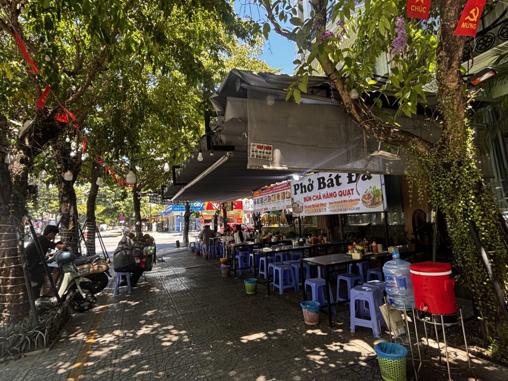 ベトナムダナンミーケビーチ近くのお店