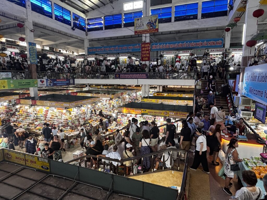 ベトナムのハン市場に並ぶお店