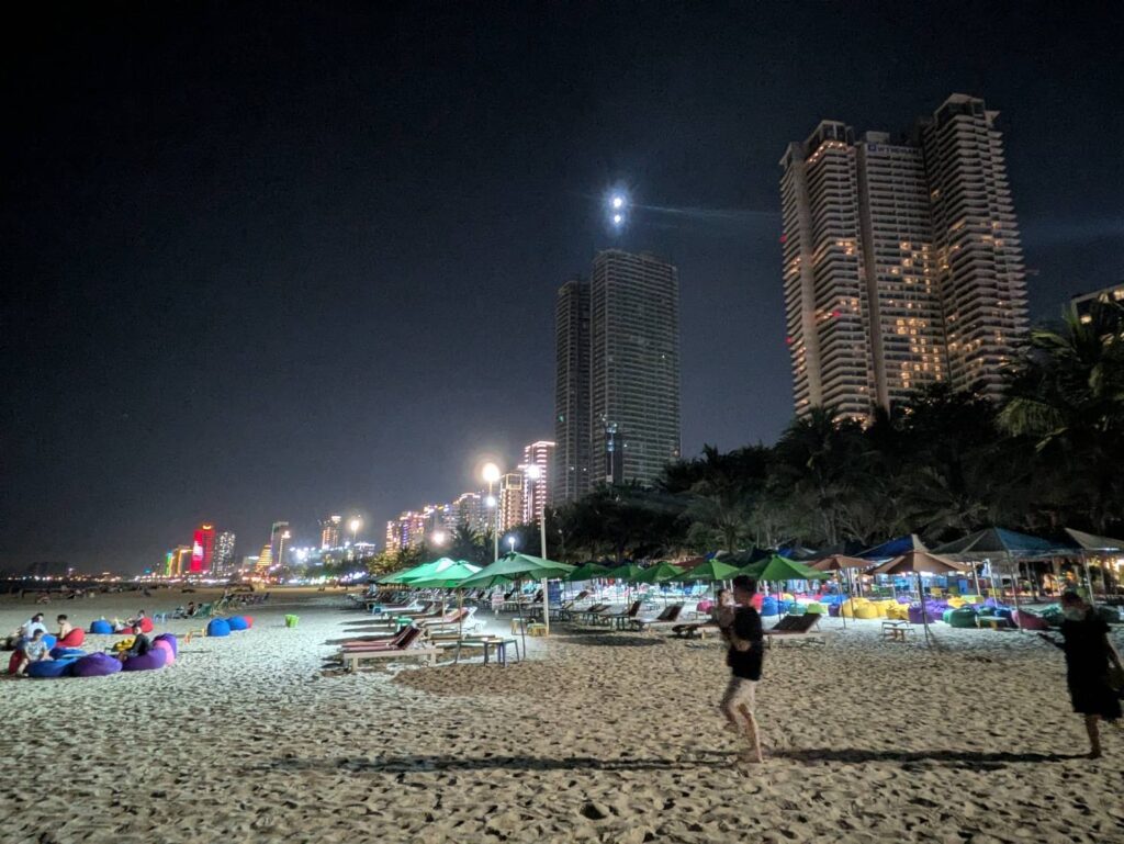 ダナンミーケビーチの夜