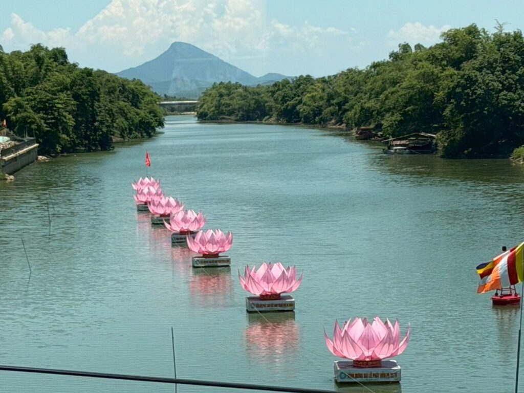 ベトナム旅行中バスの車窓から見た7つの蓮の花