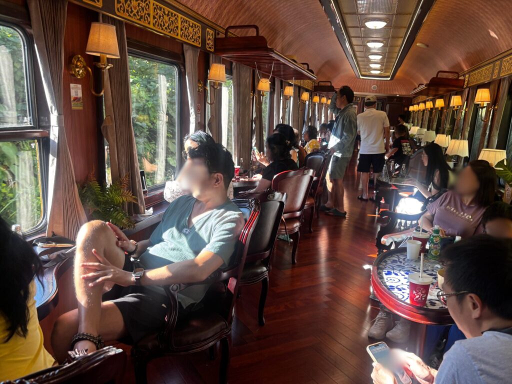 ダナン発観光列車のカフェ車両