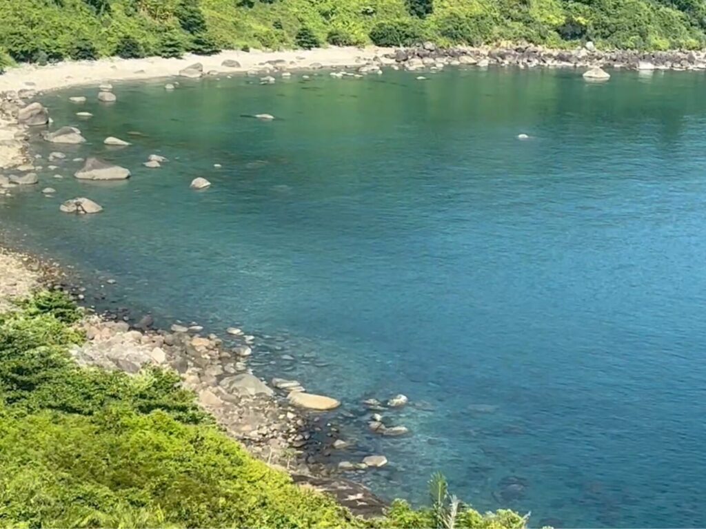 観光列車から眺めた美しいエメラルドグリーンの海