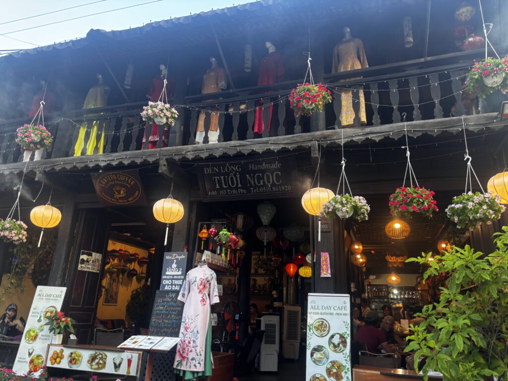 ベトナム・ホイアン旧市街のお洋服ショップ店頭