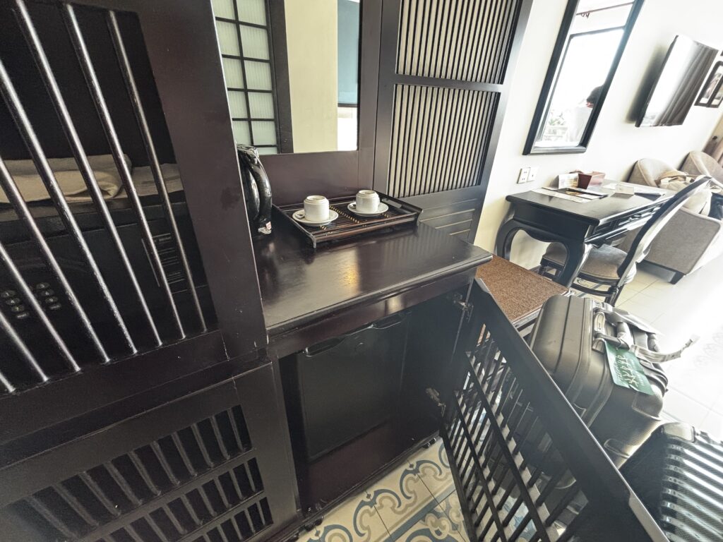 ベトナムシルコテルホイアンのお部屋にある冷蔵庫・電気ポット・コーヒーカップ