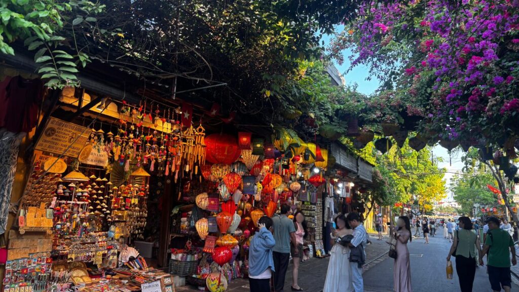 ランタンとお花が美しいホイアン旧市街