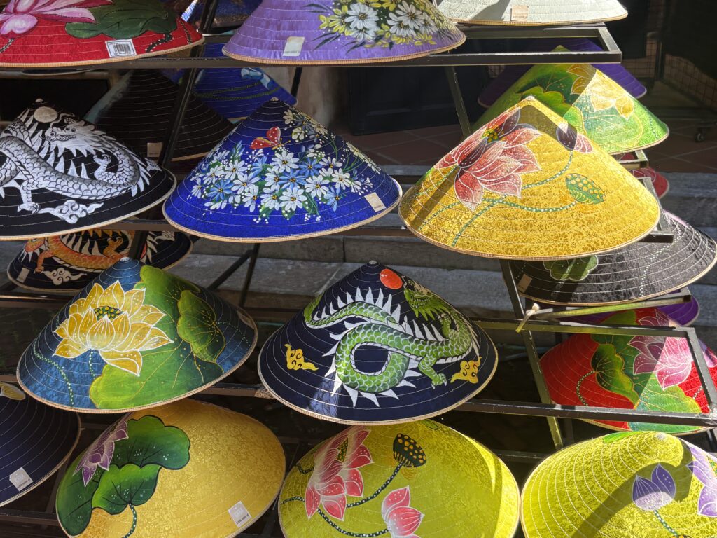 ベトナムの旧市街にカラフルな色とデザインのノンラーが売っている様子