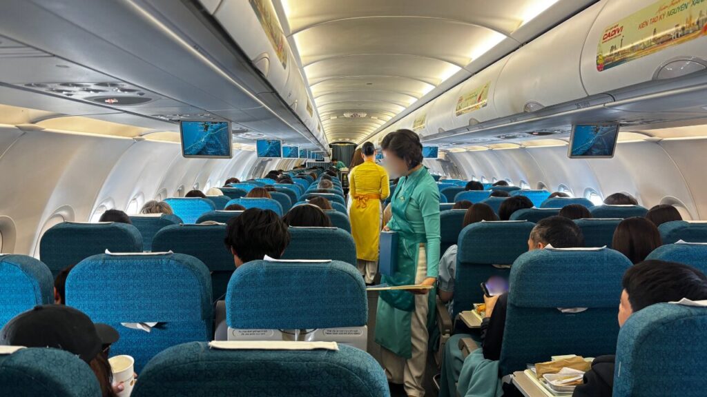 ベトナム航空機内エコノミーシートが並んでいる様子