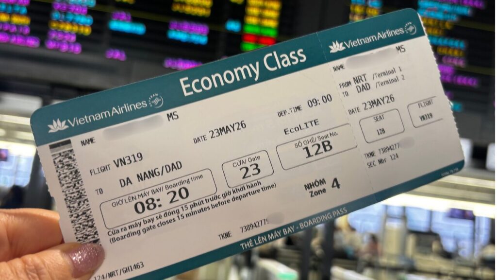 空港でダナン空港行きのベトナム航空の搭乗券を持っている様子　