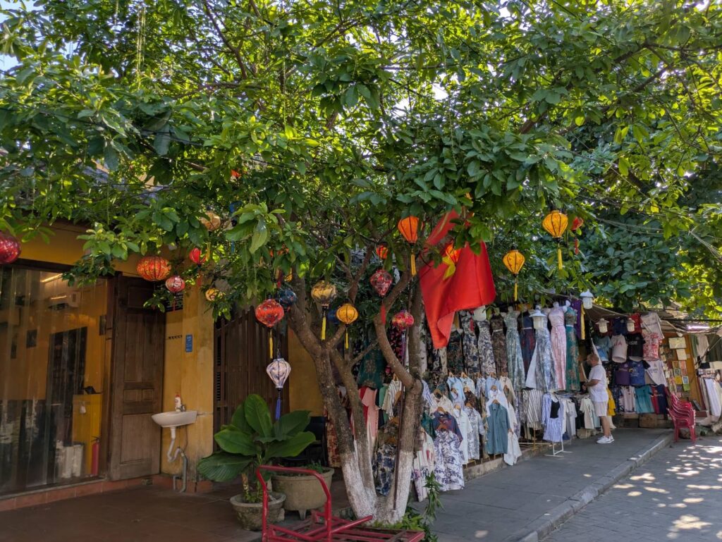ベトナム・ホイアン旧市街の花いっぱいの通り
