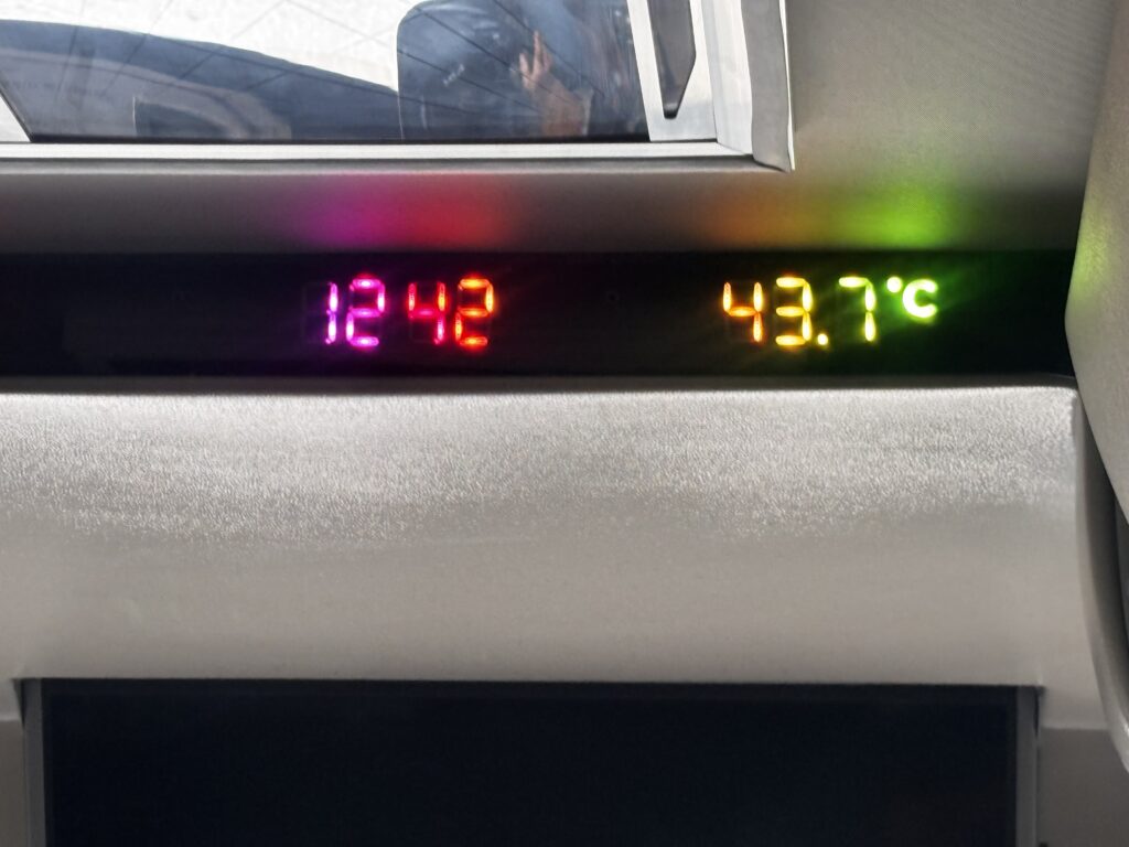 バスの上部にある外気温の表示が４３．７℃