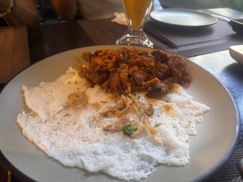 ダナンのNgon Thi Hoa Restaurantで提供されたバインホイと焼き肉の料理