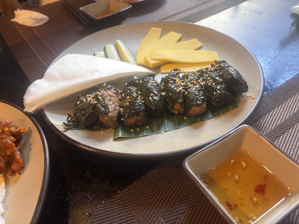 ダナンのNgon Thi Hoa Restaurantで提供されたボー・ラーロットの葉包み焼き