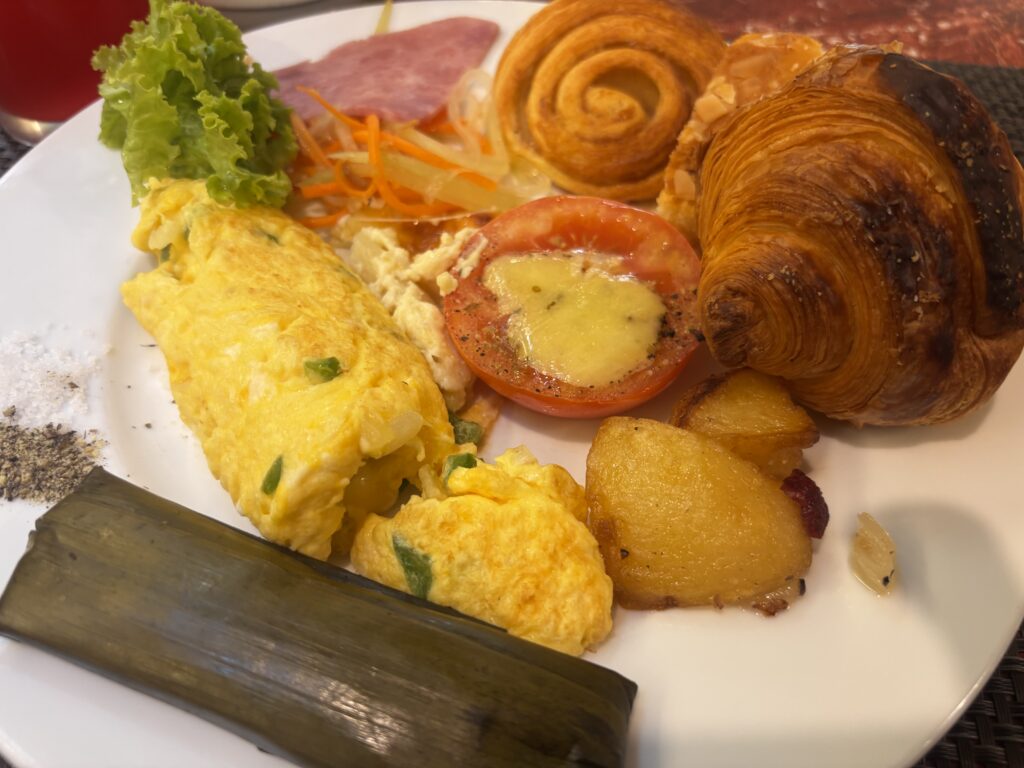 シルコテル ホイアンの朝食ビュッフェで盛り付けたオムレツやクロワッサンなどの朝食プレート
