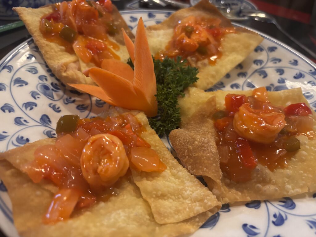 ホイアンのCitronella Restaurant Cafeで提供されたエビと甘酢あんの揚げワンタン