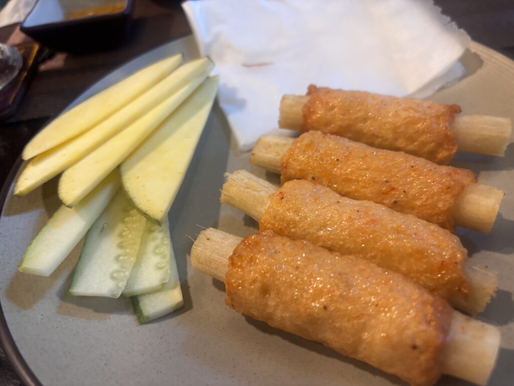 ダナンのNgon Thi Hoa Restaurantで提供されたすり身の棒巻き揚げと青マンゴー