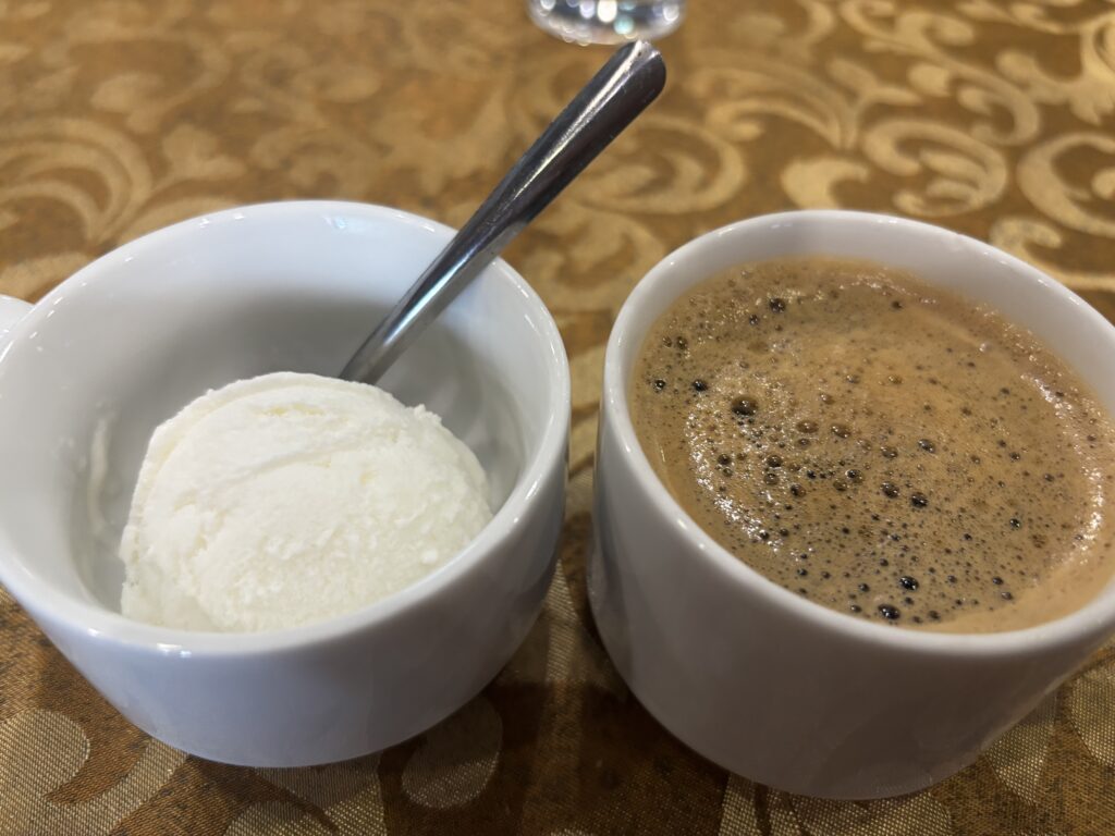 ホイアンのレストランGODAで提供されたバニラアイスクリームとベトナムコーヒー