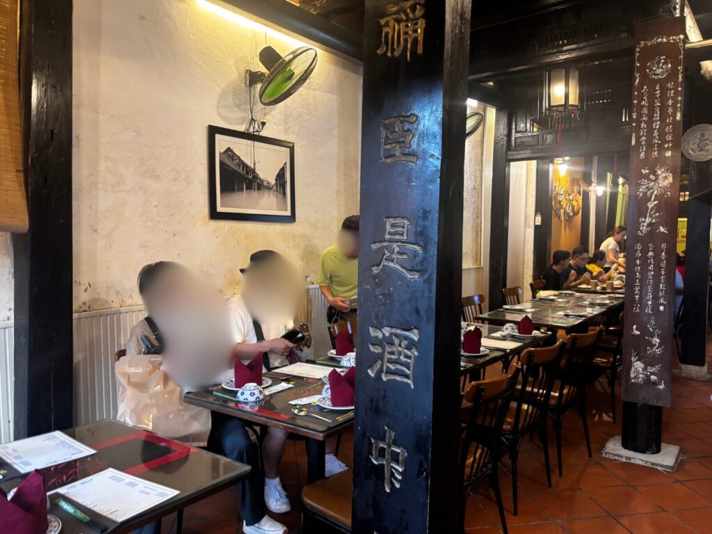 ホイアンのCitronella Restaurant Cafeのレトロな雰囲気の店内の様子