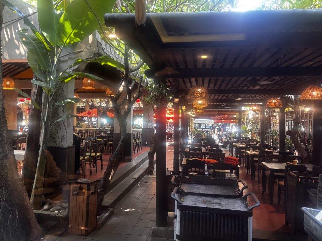 ダナンのNgon Thi Hoa Restaurantの緑あふれる開放的な店内の様子