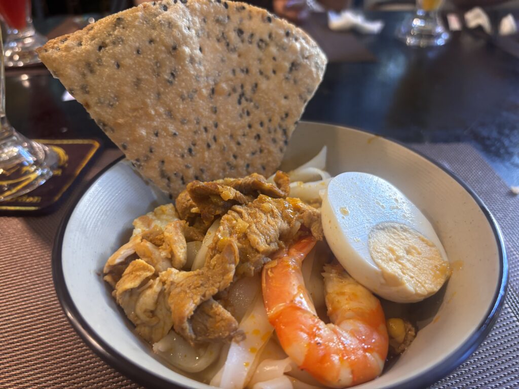 ダナンのNgon Thi Hoa Restaurantで提供された名物ミークアンの麺料理