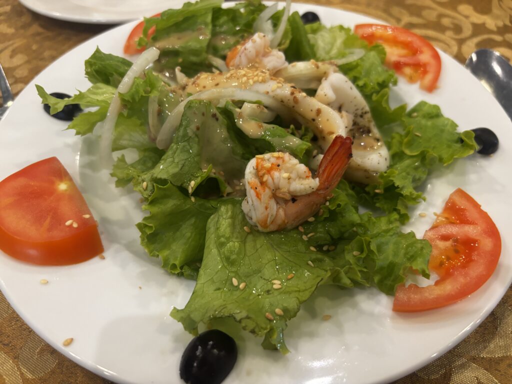 ホイアンのレストランGODAで提供された季節野菜とシーフードのサラダ