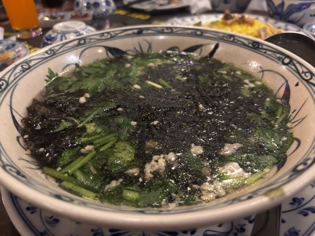 ホイアンのCitronella Restaurant Cafeで提供されたわかめと豆腐のスープ