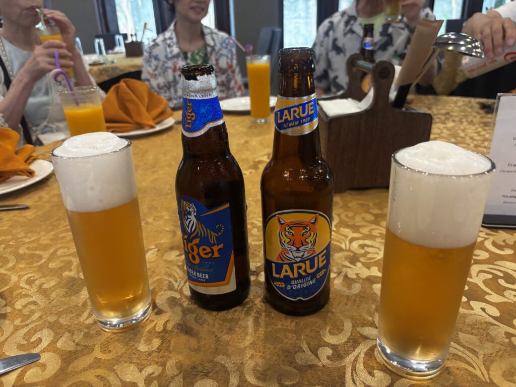ホイアンのレストランGODAで提供されたタイガーとラルーのベトナムビール2種類