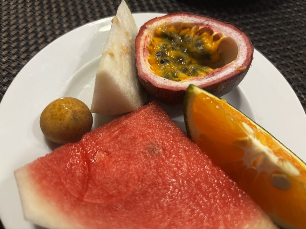 シルコテル ホイアンの朝食ビュッフェで盛り付けたスイカやパッションフルーツなどのフルーツプレート