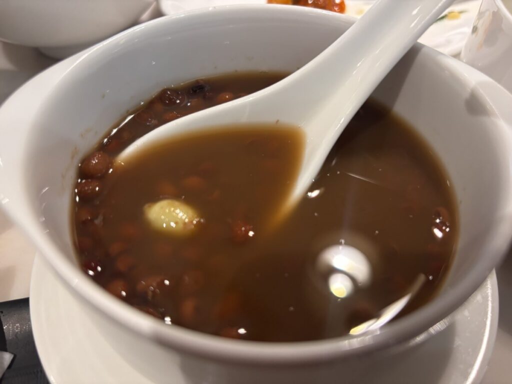 ダナンのCrystal Jade Kitchen(クリスタル・ジェイド・キッチン)の小豆とハスの実の甘いお汁粉