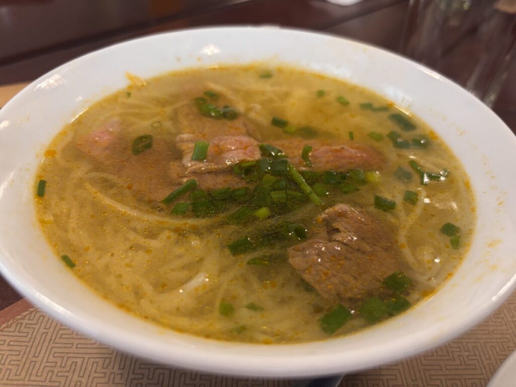 ベトナム・ダナンのHoàng Phú Restaurant(ホアンフー)のブンボーフエ(Bún bò Huế)