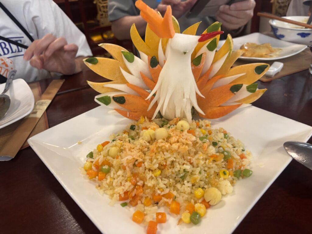 ベトナム・ダナンのHoàng Phú Restaurant(ホアンフー)の炒飯と野菜で作った白とオレンジの鳥の飾り
