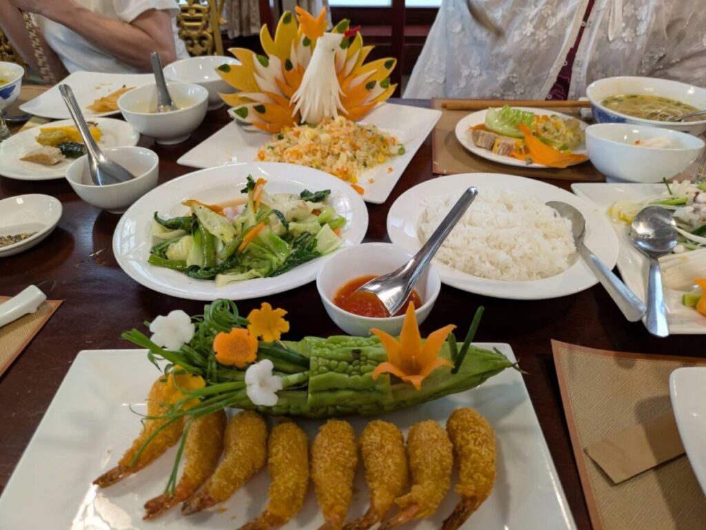ベトナム・ダナンのHoàng Phú Restaurant(ホアンフー)の衣揚げエビと青菜炒め