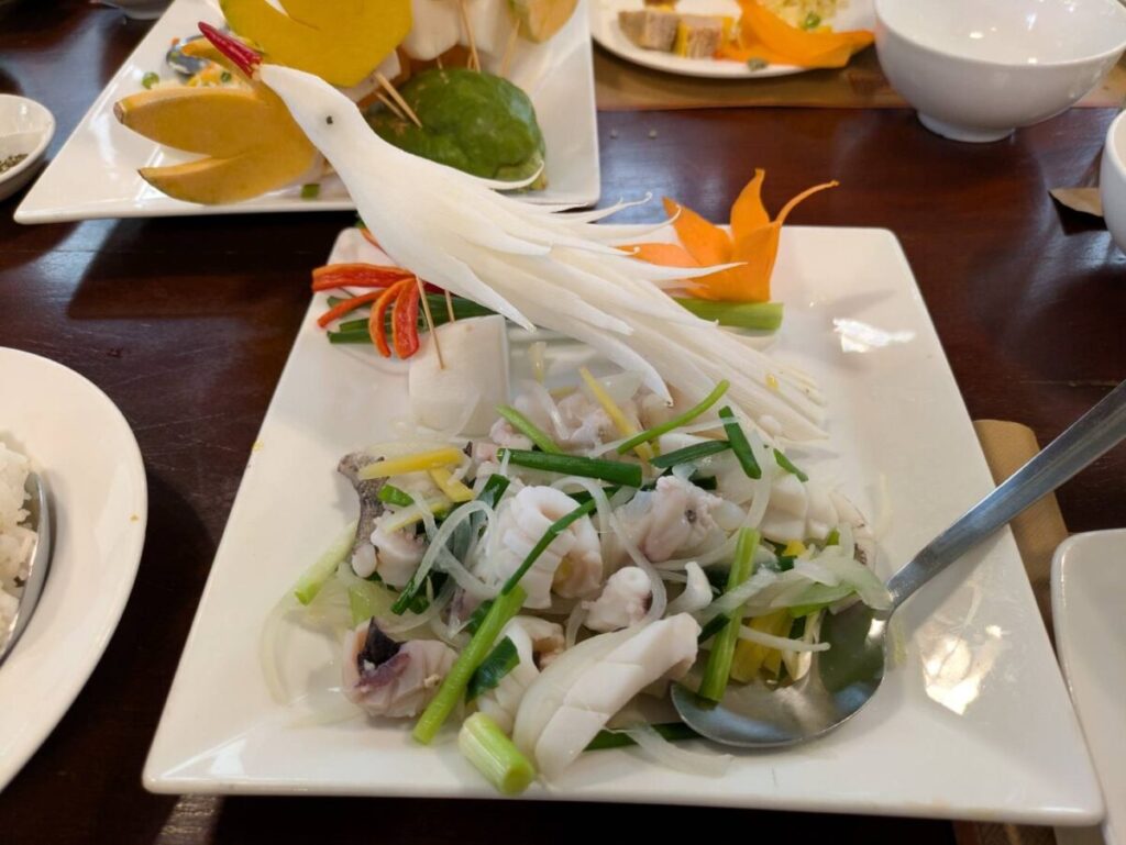 ベトナム・ダナンのHoàng Phú Restaurant(ホアンフー)のイカの和え物(Gỏi mực)と野菜で作った白い鳥の飾り