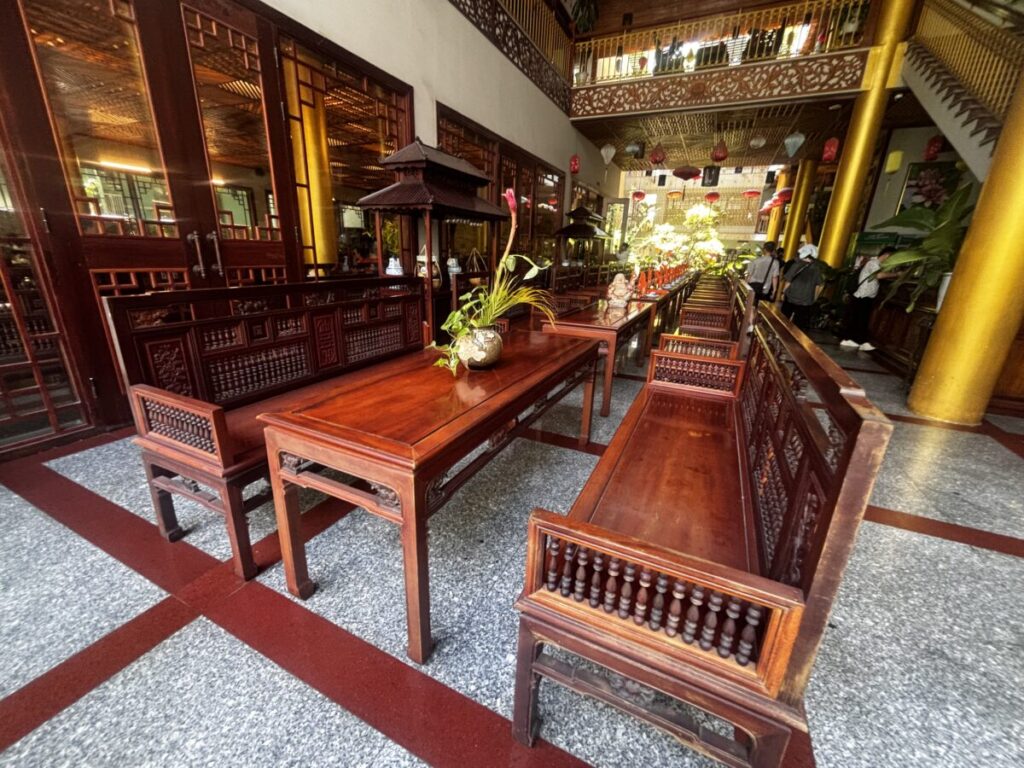 ベトナム・ダナンのHoàng Phú Restaurant(ホアンフー)のシックなベトナムデザインの店内