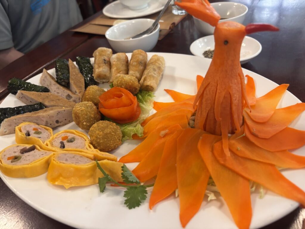 ベトナム・ダナンのHoàng Phú Restaurant(ホアンフー)の前菜盛り合わせ(Khai vị thập cẩm)