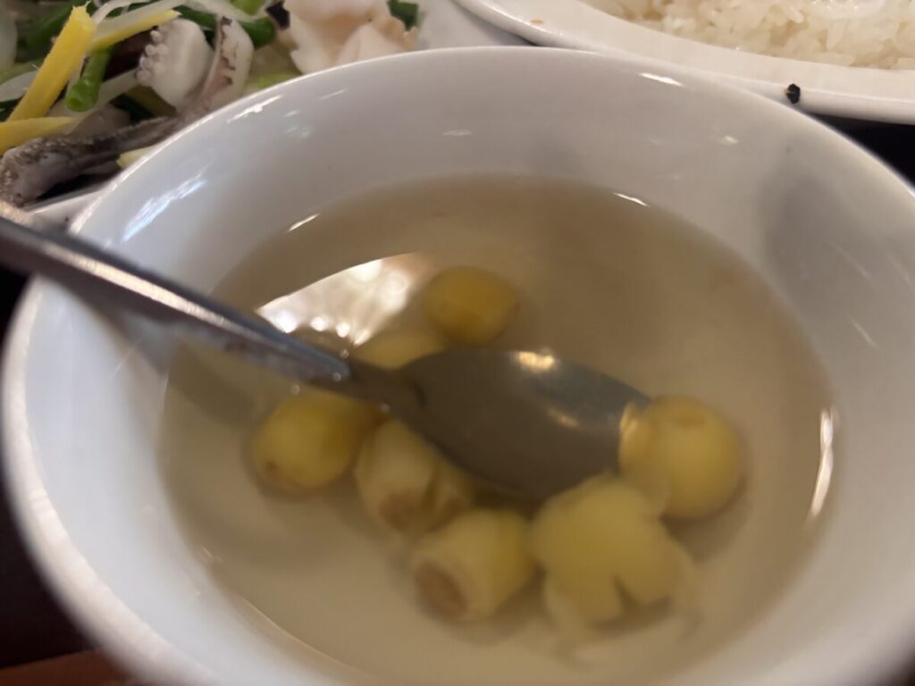 ベトナム・ダナンのHoàng Phú Restaurant(ホアンフー)のハスの実(Hạt sen)入りスープ