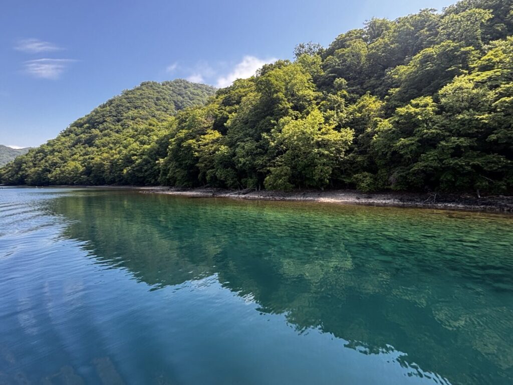 観覧船から撮影した北海道・支笏湖の美しい支笏湖ブルー