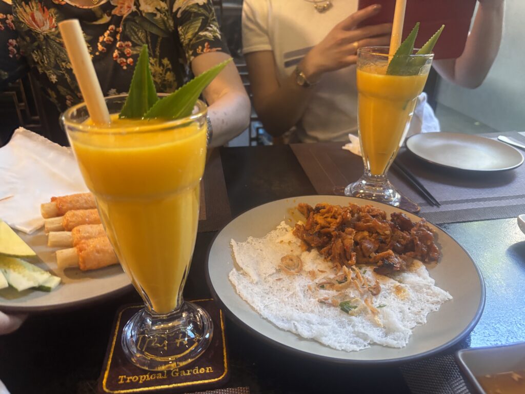 ナンのNgon Thi Hoa Restaurantのマンゴージュースとバインホイと焼き肉の料理