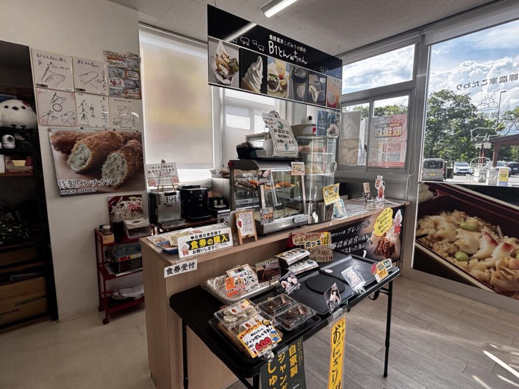 養豚農家直営のB1とんちゃん プレジール店内。メンチカツやソフトクリームのメニュー写真が並ぶ