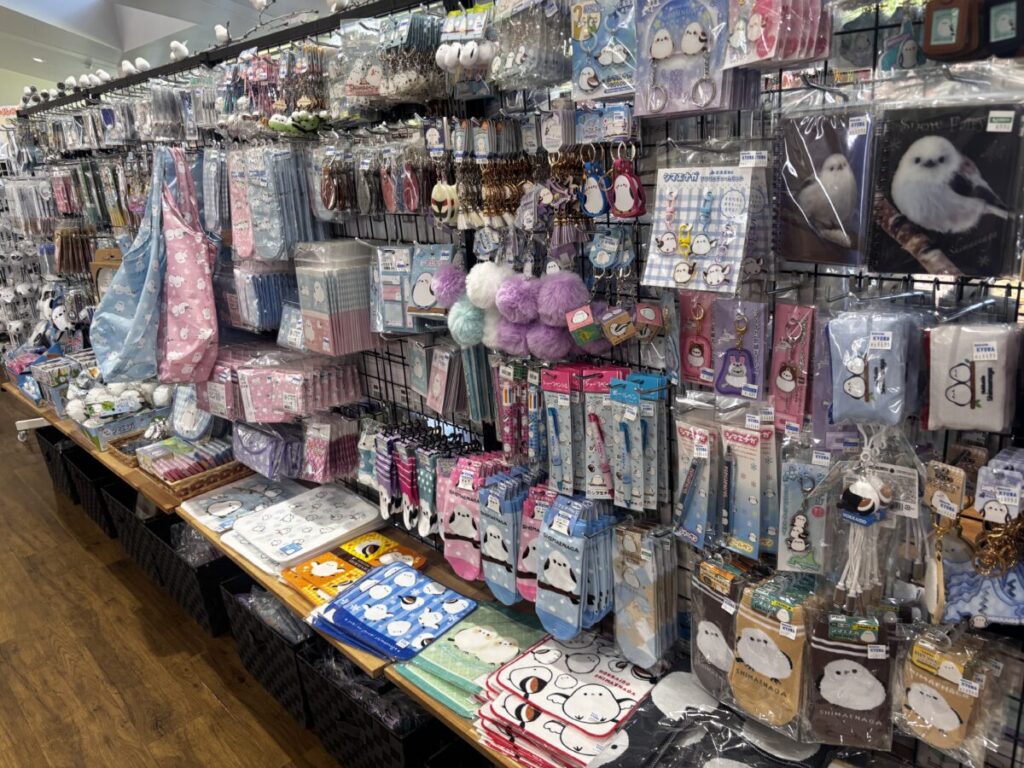道の駅ウトナイ湖のシマエナガグッズコーナー。キーホルダーやぬいぐるみ、靴下、文具などが並ぶ