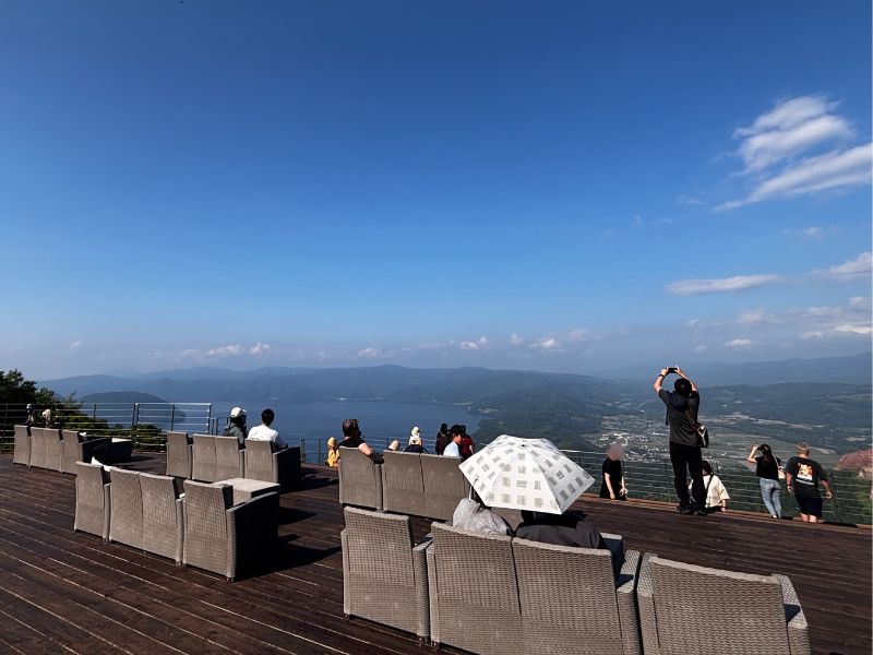 Mt.USUテラスに並ぶソファ席と、そこから見渡す洞爺湖のパノラマ