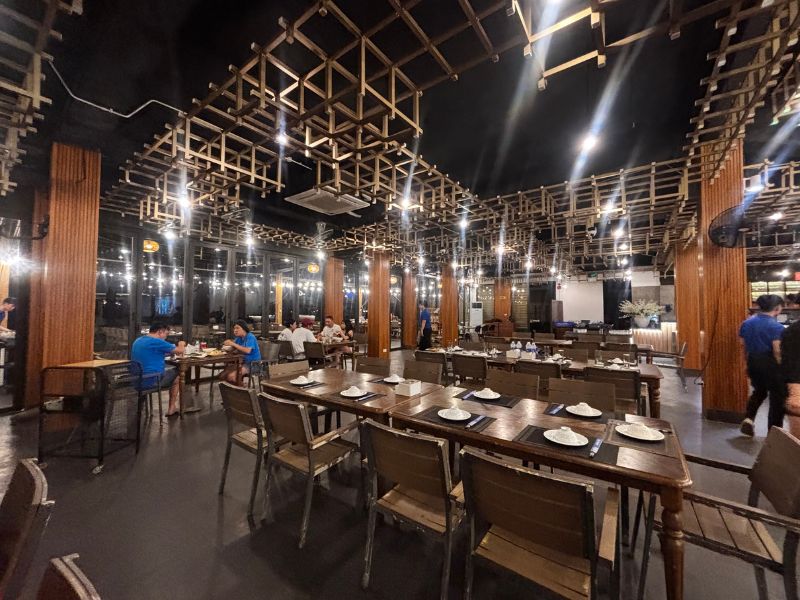 ベトナム・ダナンのMuối Biển Seafood Restaurant(ムオイビエン)の店内と座席