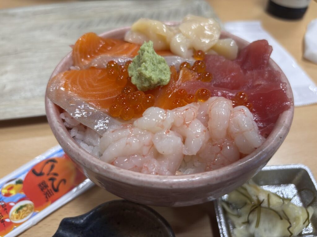北海道の道の駅サーモンパーク千歳で食べた5食丼（サーモン・甘エビ・ホタテ・マグロ・いくら）